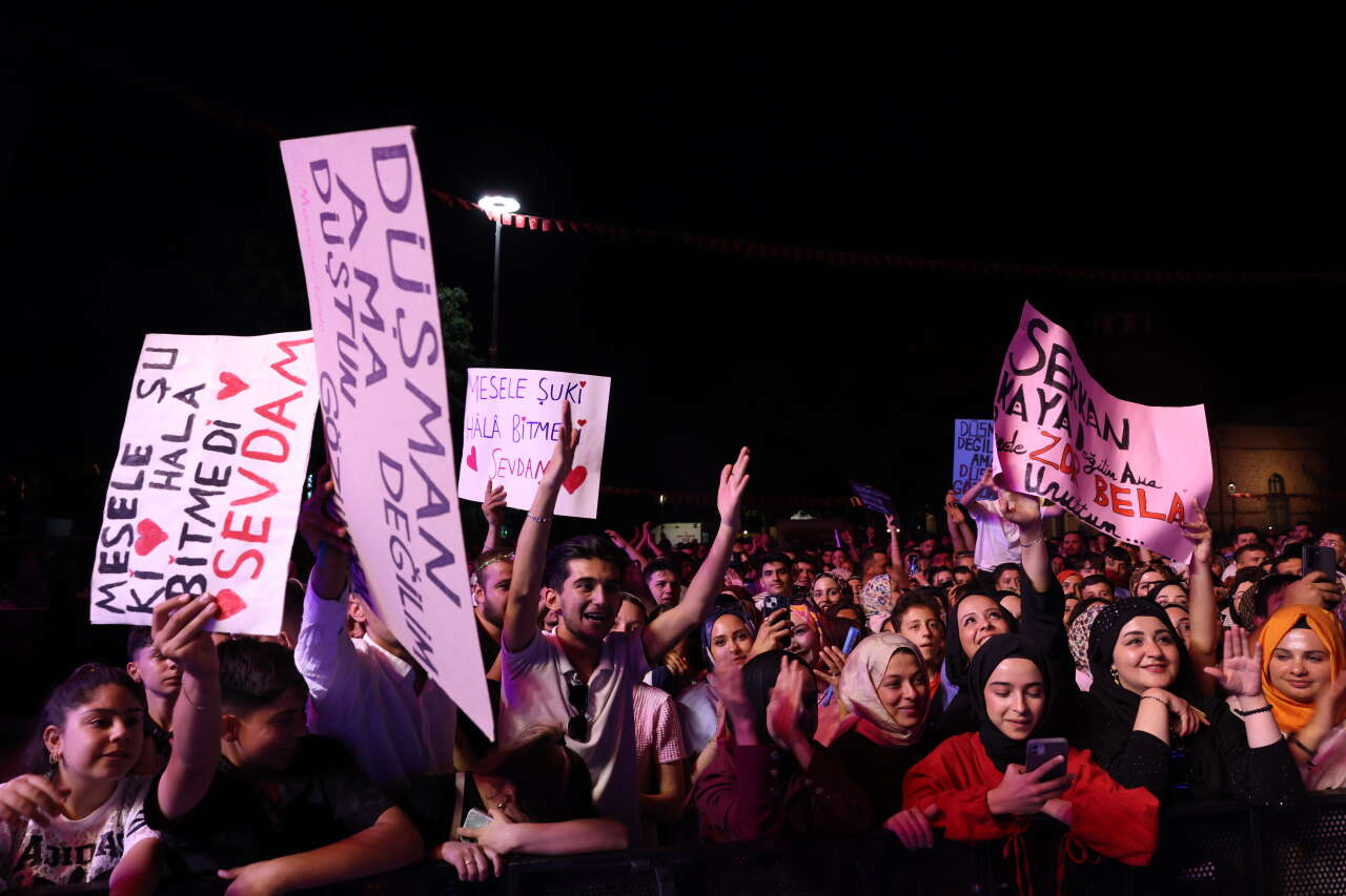 Konya’da binlerce kişi meydana koştu! Serkan Kaya konseri geceye damga vurdu 14